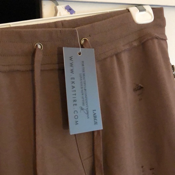 EK Attire Distressed jogger sweatpants - Picture 3 of 8